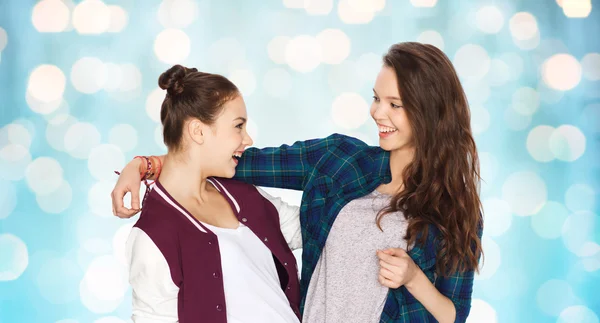 Glücklich lächelnd hübsche Teenager Mädchen umarmen — Stockfoto