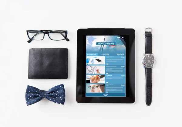 Tablet pc com aplicações web e coisas pessoais — Fotografia de Stock