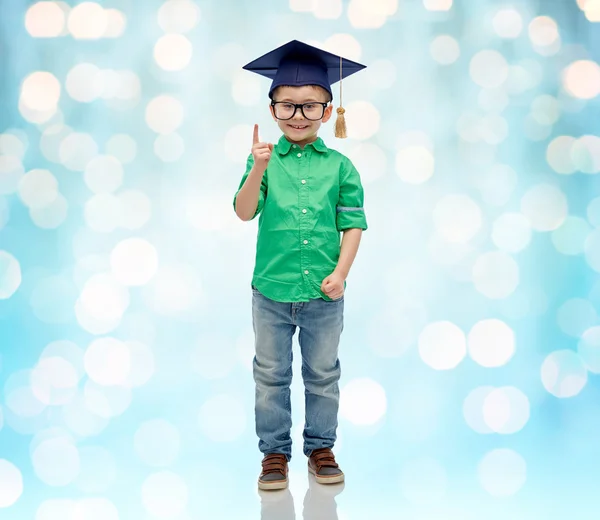 Niño feliz en sombrero de soltero y anteojos — Foto de Stock