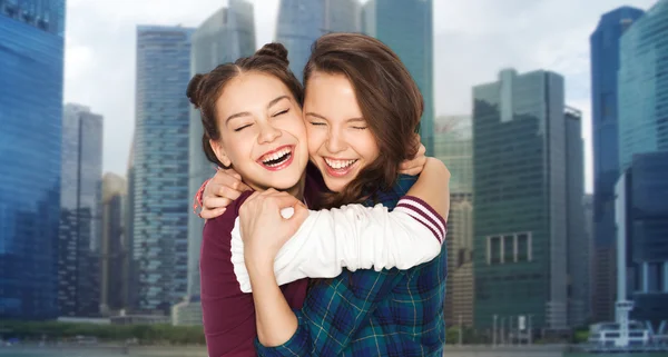 Feliz sonriente adolescente abrazándose sobre la ciudad — Foto de Stock