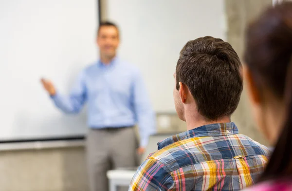 Grupo de alunos e professor em sala de aula — Fotografia de Stock