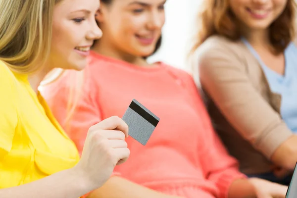 Primo piano di donne o amici con carta di credito — Foto Stock