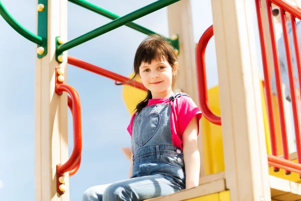 Glückliches kleines Mädchen auf Kinderspielplatz — Stockfoto