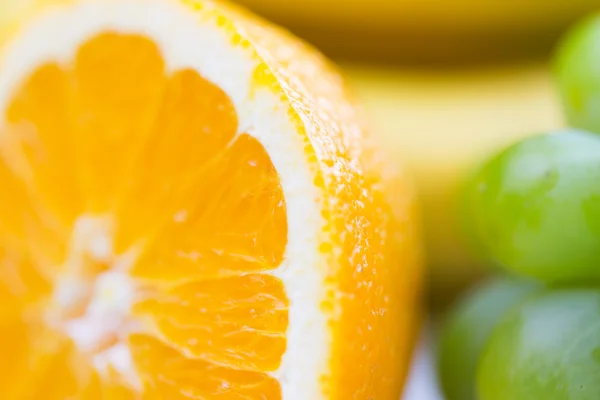 Primer plano de naranja jugosa fresca y uva — Foto de Stock