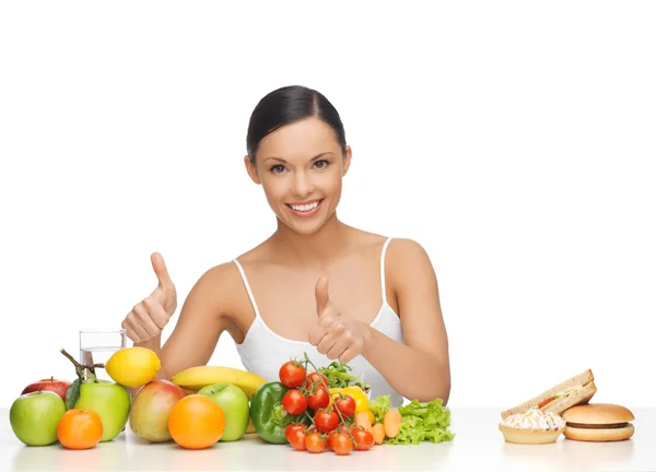 Mulher com frutas mostrando polegares para cima — Fotografia de Stock