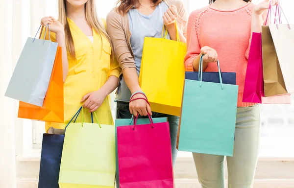 Close up de meninas adolescentes felizes com sacos de compras — Fotografia de Stock