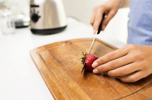 Close up of woman chopping strawberry at home — Stock Photo, Image