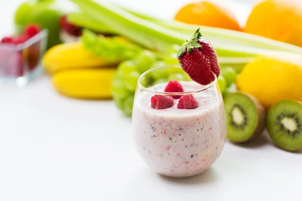 Close up van glas met milkshake en vruchten — Stockfoto