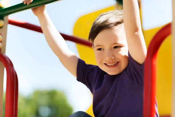 快乐的小男孩爬上儿童游乐场 — 图库照片