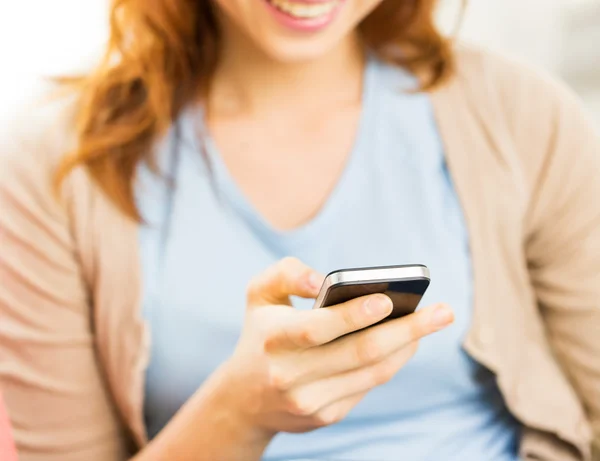 Nahaufnahme einer Frau, die zu Hause auf dem Smartphone SMS schreibt — Stockfoto