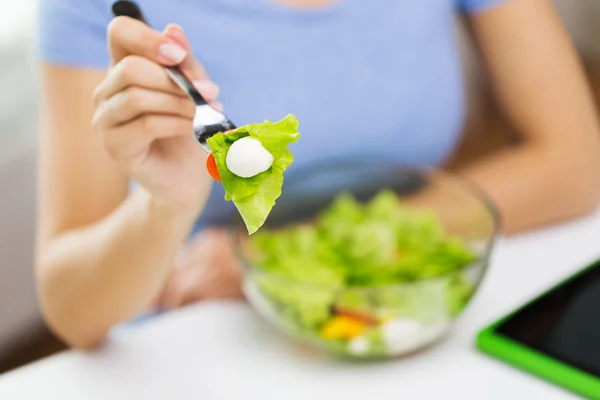 Close up de jovem mulher comendo salada em casa — Fotografia de Stock