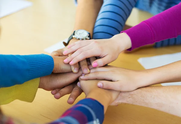 Gruppo di studenti delle scuole superiori con mano sulla parte superiore — Foto Stock