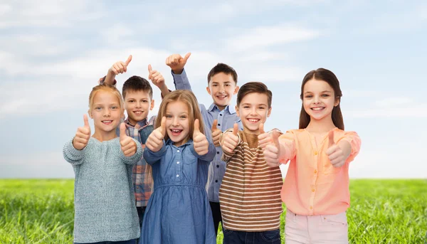 Bambini felici mostrando pollici in su — Foto Stock