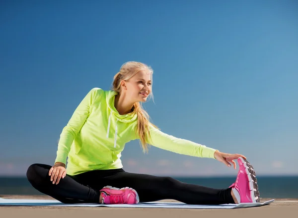 Mujer haciendo deportes al aire libre — Foto de Stock