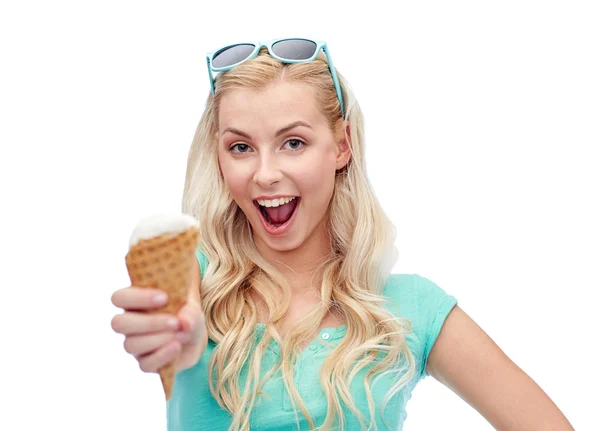 Heureuse jeune femme en lunettes de soleil manger de la crème glacée — Photo