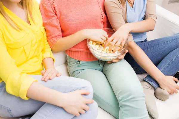 Zblízka dospívajících dívek jíst popcorn doma — Stock fotografie