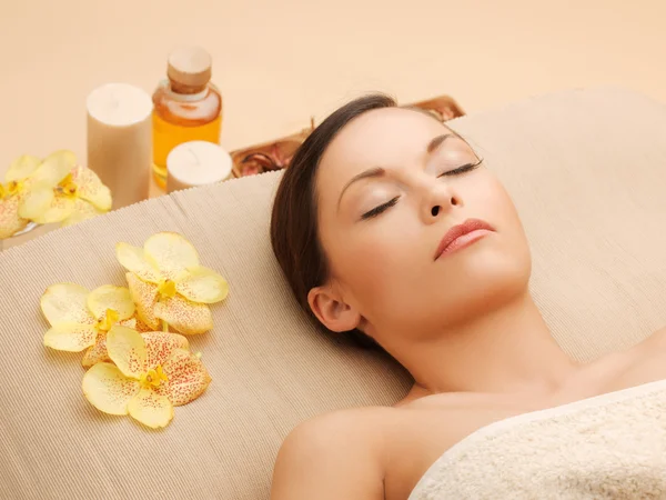 Vrouw in spa salon liggen op het Bureau van de massage — Stockfoto