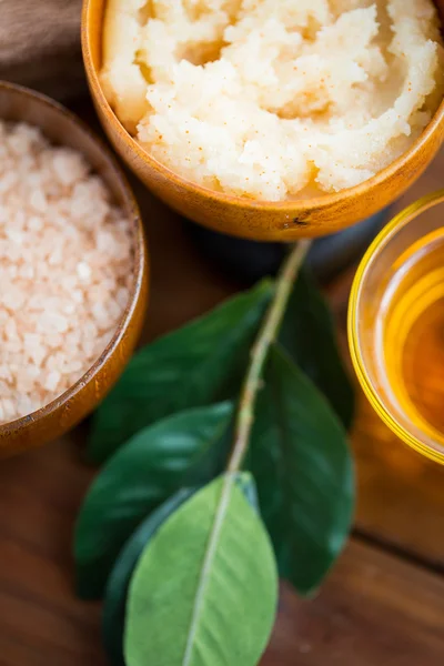 Primer plano del exfoliante corporal en cuenco de madera — Foto de Stock