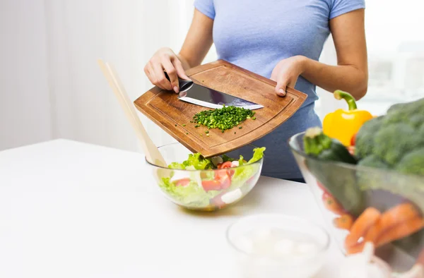 Zblízka ženy s nakrájenou cibulí, vaření salát — Stock fotografie
