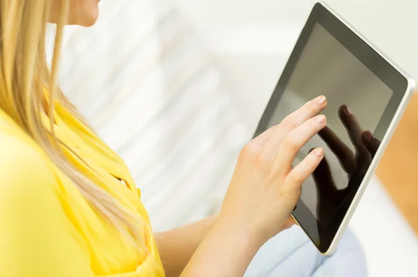 Primer plano de la mujer joven con la tableta PC en casa — Foto de Stock