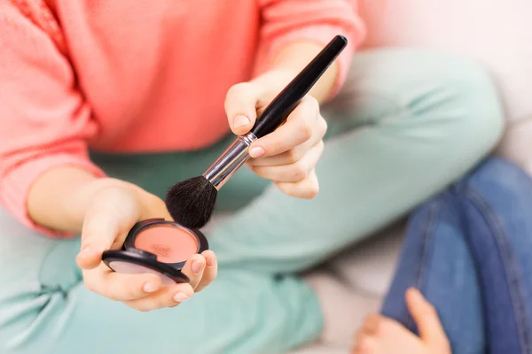 Gros plan de la femme avec brosse de maquillage et blush — Photo