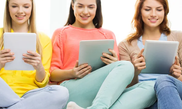 Primer plano de las mujeres jóvenes con tableta PC en casa — Foto de Stock