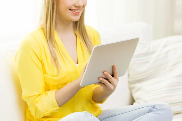 Νεαρή γυναίκα με το tablet pc στο σπίτι σε κοντινό πλάνο — Φωτογραφία Αρχείου