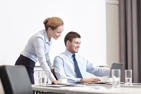 Zakenman en secretaris met laptop in office — Stockfoto