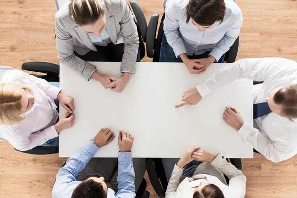 Primo piano del team di lavoro seduto a tavola — Foto Stock