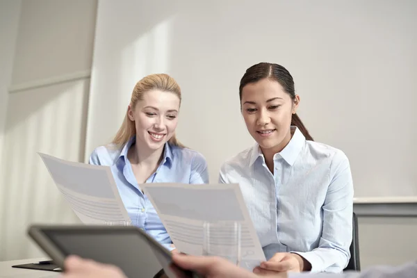 Smiling businesswomen meeting in office — Stock Photo, Image