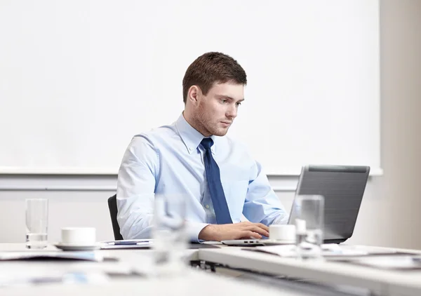Uomo d'affari con laptop che lavora in ufficio — Foto Stock