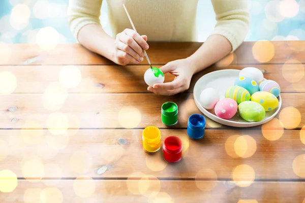 Close up of woman hands coloring easter eggs — Stock Photo, Image