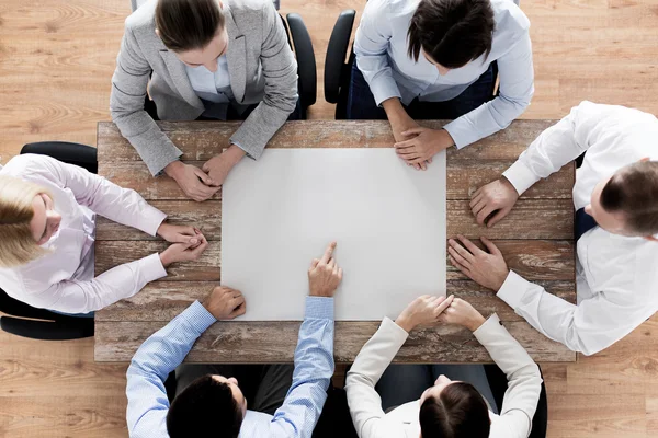 Primer plano del equipo empresarial con papel en la mesa — Foto de Stock