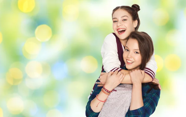 Szczęśliwy uśmiechający się ładny nastoletnich dziewcząt przytulanie Zdjęcie Stockowe