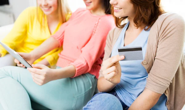 Meninas adolescentes com tablet pc e cartão de crédito — Fotografia de Stock