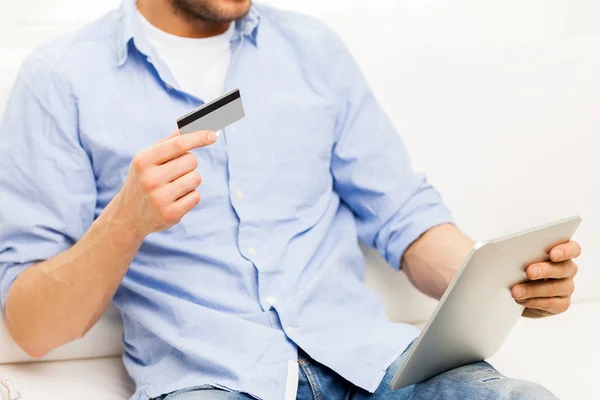 Primer plano del hombre con la tableta PC y tarjeta de crédito — Foto de Stock