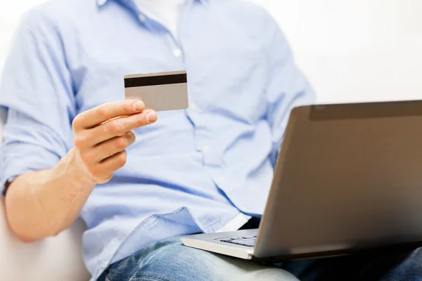 Close up de homem com laptop e cartão de crédito — Fotografia de Stock