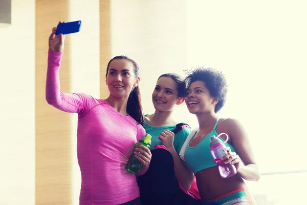 快乐的女人，与智能手机拍照以健身房 — 图库照片
