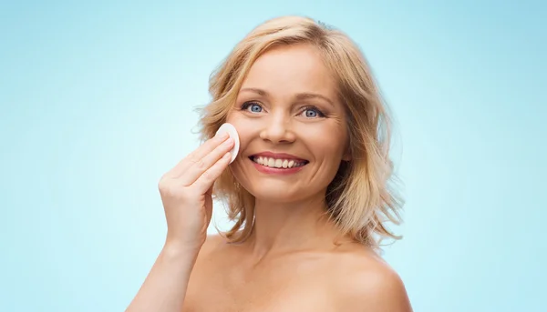 Szczęśliwa kobieta czyszczenie twarzy z wacikiem Obrazek Stockowy