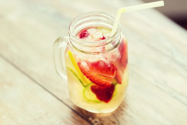 Närbild på frukt bevattnar i glasflaska — Stockfoto