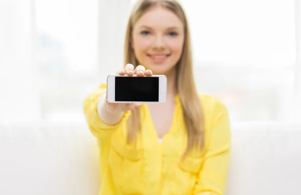 Primer plano de la mujer que muestra la pantalla en blanco smartphone — Foto de Stock