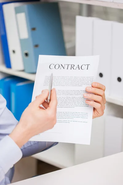 Close up van zakenman holding contract document — Stockfoto