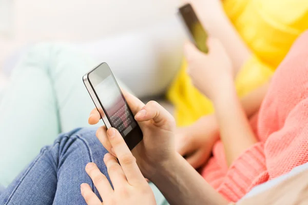 Close up van handen texting op smartphone thuis — Stockfoto