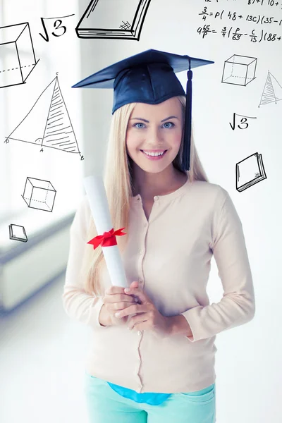 Estudante em boné de graduação com certificado — Fotografia de Stock