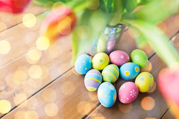 Primer plano de huevos de Pascua y flores en cubo — Foto de Stock