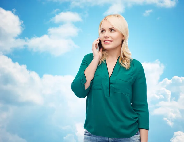 Feliz joven que llama en el teléfono inteligente — Foto de Stock