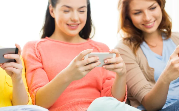 Nahaufnahme von Frauen oder Freunden mit Smartphones — Stockfoto