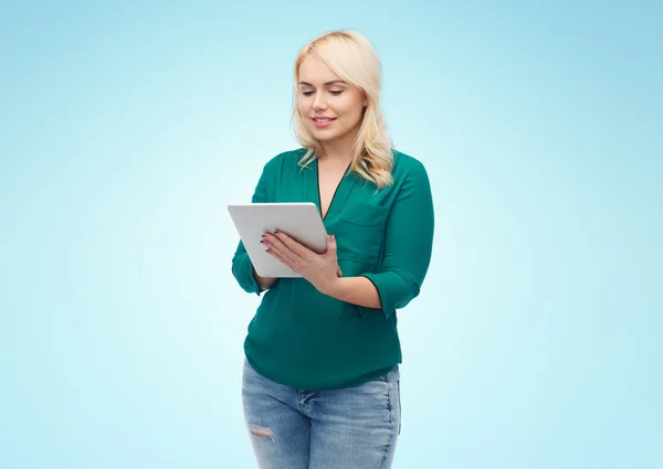 Lachende vrouw met tablet pc-computer — Stockfoto