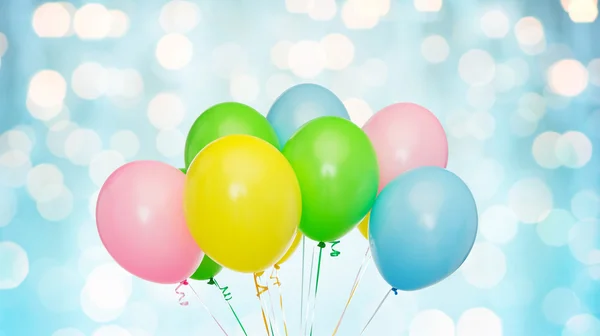 Gäng uppblåsta helium ballonger över blått ljus — Stockfoto