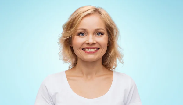 Mujer sonriente en camiseta blanca en blanco —  Fotos de Stock